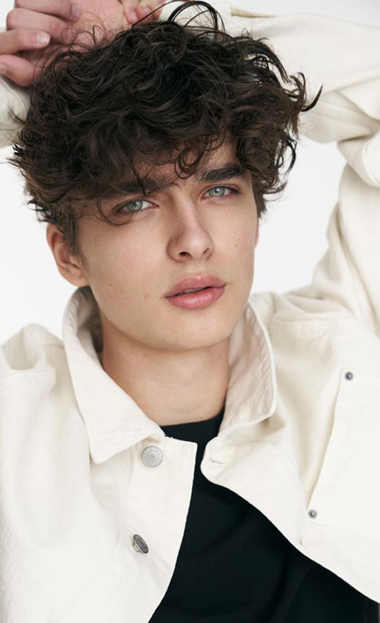 Gabriel Topka<br /><span class="model-data-overview">EU 181cm | US 5′ 11′.5′</span>